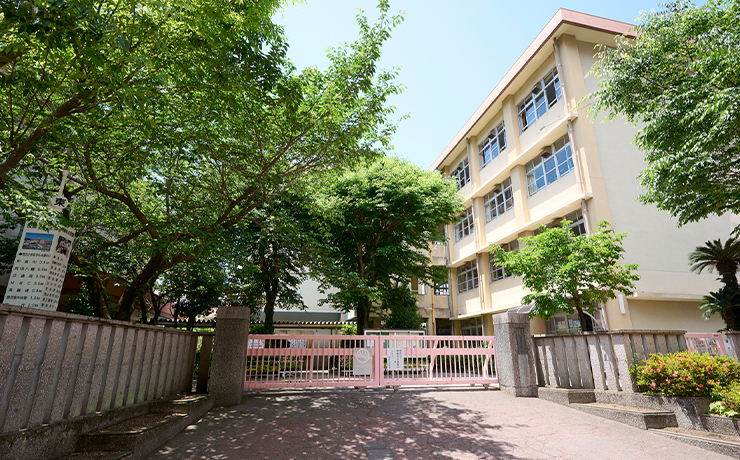 荒田小学校　徒歩6分（約440m）